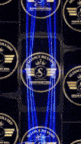 a bunch of coins with the letter s on them are lined up in a row