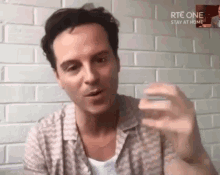 Andrew Scott Late Late Show GIF - Andrew Scott Late Late Show Laugh GIFs