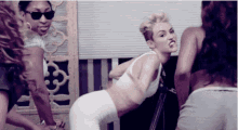 Lésbica GIF - Miley Cyrus Sexy Grab Butt GIFs