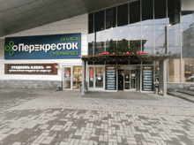 a store front with a sign that says 24 часа on it