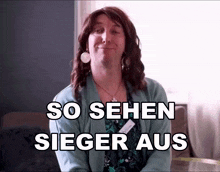a woman says so sehen sieger aus while smiling