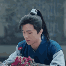 刘昊然 花朵 闻 嗅 GIF - Liu Han Ran Flower Smell GIFs