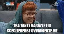 a girl wearing glasses and a green hoodie says " tra tante ragazze lui sceglierebbe ovviamente me "