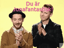 two men clapping in front of a yellow background that says du ar jonafantastisk