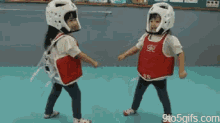 跆拳道 搖擺 呵呵 可愛 寶寶 GIF - Taekwondo Cute Babies GIFs