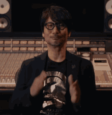 Hideo Kojima Hideo Clapping GIF - Hideo Kojima Hideo Clapping Chiclanafriends GIFs