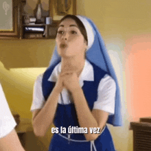 a woman in a nun costume says " es la última vez "