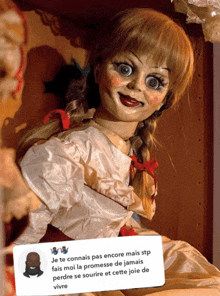 a picture of an annabelle doll with a caption that says " je te connais pas encore mais stp "