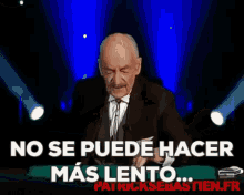 a hand holding a bunch of playing cards with the words no se puede hacer mas lento in red