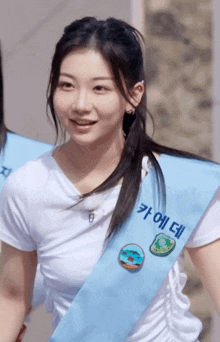 a girl wearing a sash that says " 카에데 "