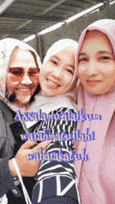 three women are posing for a picture with the words assalamualaikum warahmatullahi wabarakatuh