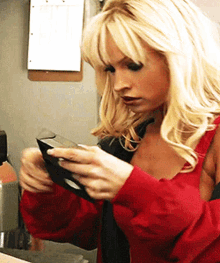 Pam And Tommy Vhs Tape GIF - Pam And Tommy Vhs Tape Pamela Anderson GIFs