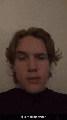 a blue background with a white cloud and the words sjuk reaktionsvideo