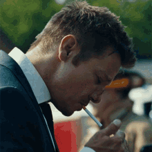 Smoking Mike Mclusky GIF - Smoking Mike Mclusky Jeremy Renner GIFs
