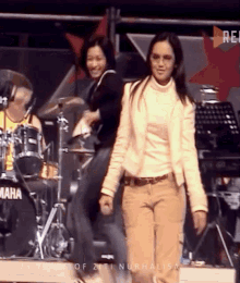 Siti Nurhaliza Jacket GIF - Siti Nurhaliza Jacket Pants GIFs