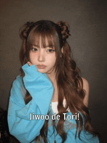 jiwoo de tori is written on a picture of a woman