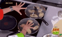 a person is cooking pancakes on a stove with the words hoy en vivo in the corner