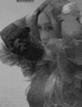 a black and white photo of a woman with a caption that says @vanidadsmx