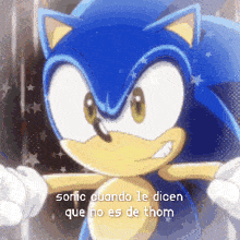 a pixelated image of sonic the hedgehog with the words sonic cuando le dicen que no es de thom below him