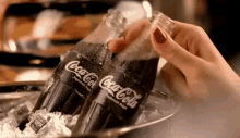 كوكاكولا شرب يشرب مشروب صودا بيبسي GIF - Drink Soda Cocacola GIFs