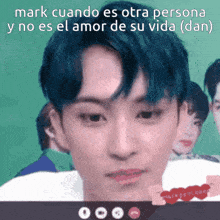 a picture of a man with the words mark cuando es otra persona y no es el amor de su vida ( dan ) on the bottom