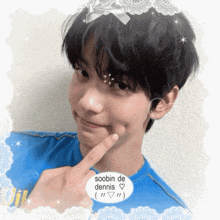a boy wearing a blue shirt and a bow on his head has soobin de dennis written in a white circle