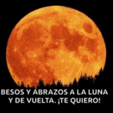 a full moon with the words besos y abrazos a la luna y de vuelta te quiero written below it