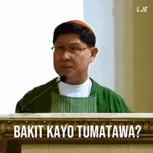 a man behind a podium with the words bakit kayo tumatawa