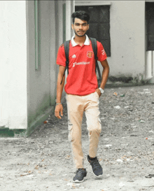 a young man wearing a red shirt that says teamviewer on it