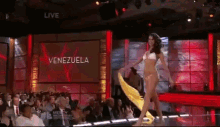 Stefania Fernandez Miss Venezuela GIF - Stefania Fernandez Miss Venezuela Miss Universe GIFs