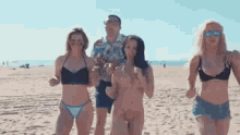 Big Daws GIF - Big Daws Earnie Beach GIFs