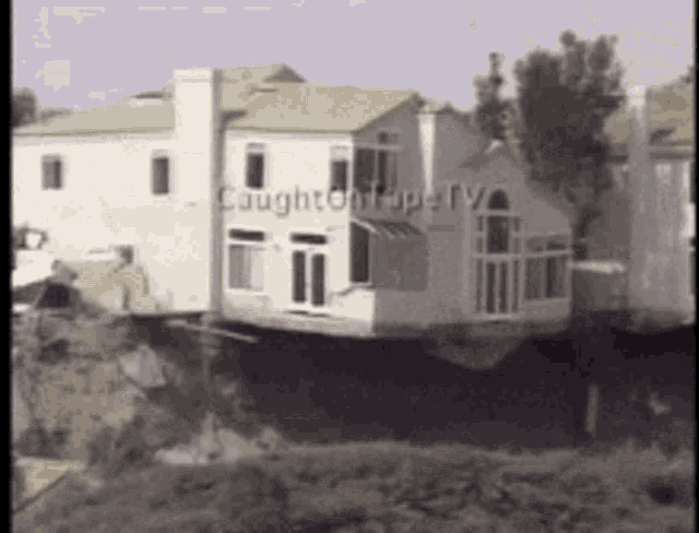 [Imagem: falling-house.gif]