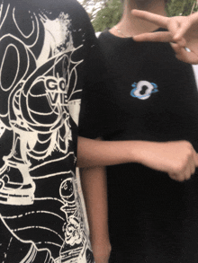 a person wearing a black shirt that says go vie on it