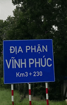 a blue sign that says dia phan vinh phuc km3 + 230