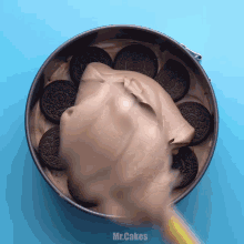 a pan filled with oreo cookies and chocolate frosting