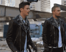 Stephen Amell Grant Gustin GIF - Stephen Amell Grant Gustin The Flash GIFs