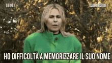 a woman in a green coat says ho difficulta a memorizzare il suo nome