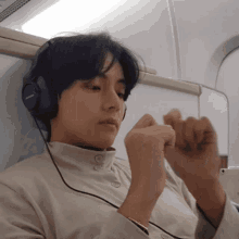 Kkyulfi Tae Headphones GIF - Kkyulfi Tae Headphones Taehyung Headphones GIFs