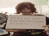 a girl holds up a sign that says ei eu sei que a la faz desenhos incrives