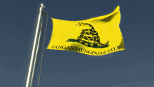 a yellow flag with a snake and the words " jangan menginjak saya "