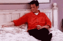 Chandler Bing Bed GIF - Chandler Bing Bed Alone GIFs