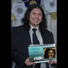 a man in a suit and tie holds a sign that says licencia para jugar al lol sin gankear top