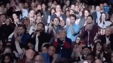 applausi-collettivi-standing-obation.gif