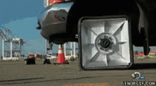 a picture of a car with a broken wheel and the words senogif.com on the bottom