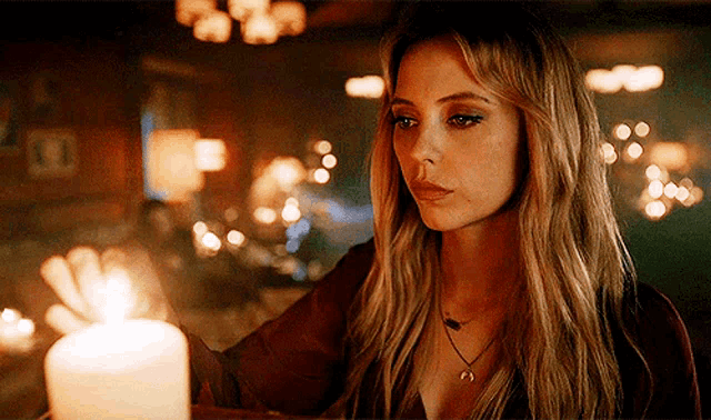 Visite à son oncle absent Freya-mikaelson-riley-voelkel