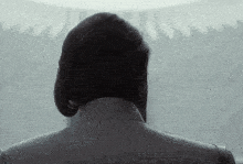 the back of a man 's head is shown in a blurry photo