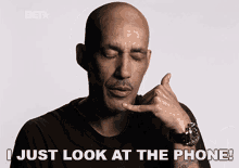 I Just Look At The Phone Ruff Ryders GIF - I Just Look At The Phone Ruff Ryders Ruff Ryders Chronicles GIFs