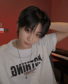 a person wearing a white t-shirt that says ' oiiitoi ' on it