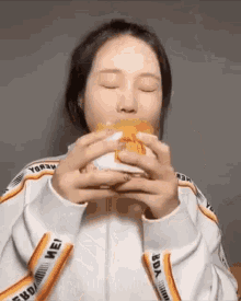 Joo E Eating GIF - Joo E Eating Hamburger GIFs