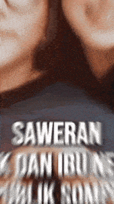 a blurry picture of two women with the words saweran dan ibuns